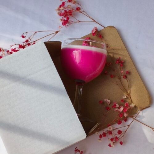 Jasmine Cocktail Candle - lifestyle view - handpoured vegan soy candle by Janki Candles | Świeca Koktajlowa Jaśmin - zdjęcie lifestyle - ręcznie lana wegańska świeca sojowa Janki Candles