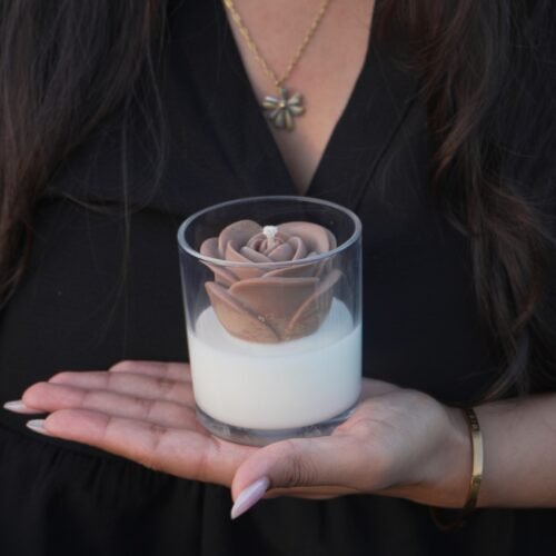Velvet Rose Wanilia - side view - handpoured vegan soy candle by Janki Candles | Velvet Rose Wanilia - widok z boku - ręcznie lana wegańska świeca sojowa Janki Candles