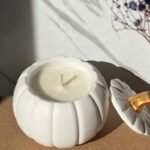 Autumn Ember – ręcznie lana świeca sojowa w glinianym naczyniu