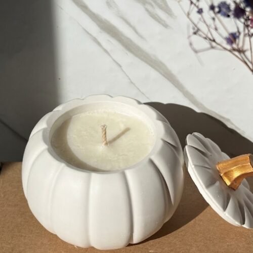 Autumn Ember – ręcznie lana świeca sojowa w glinianym naczyniu