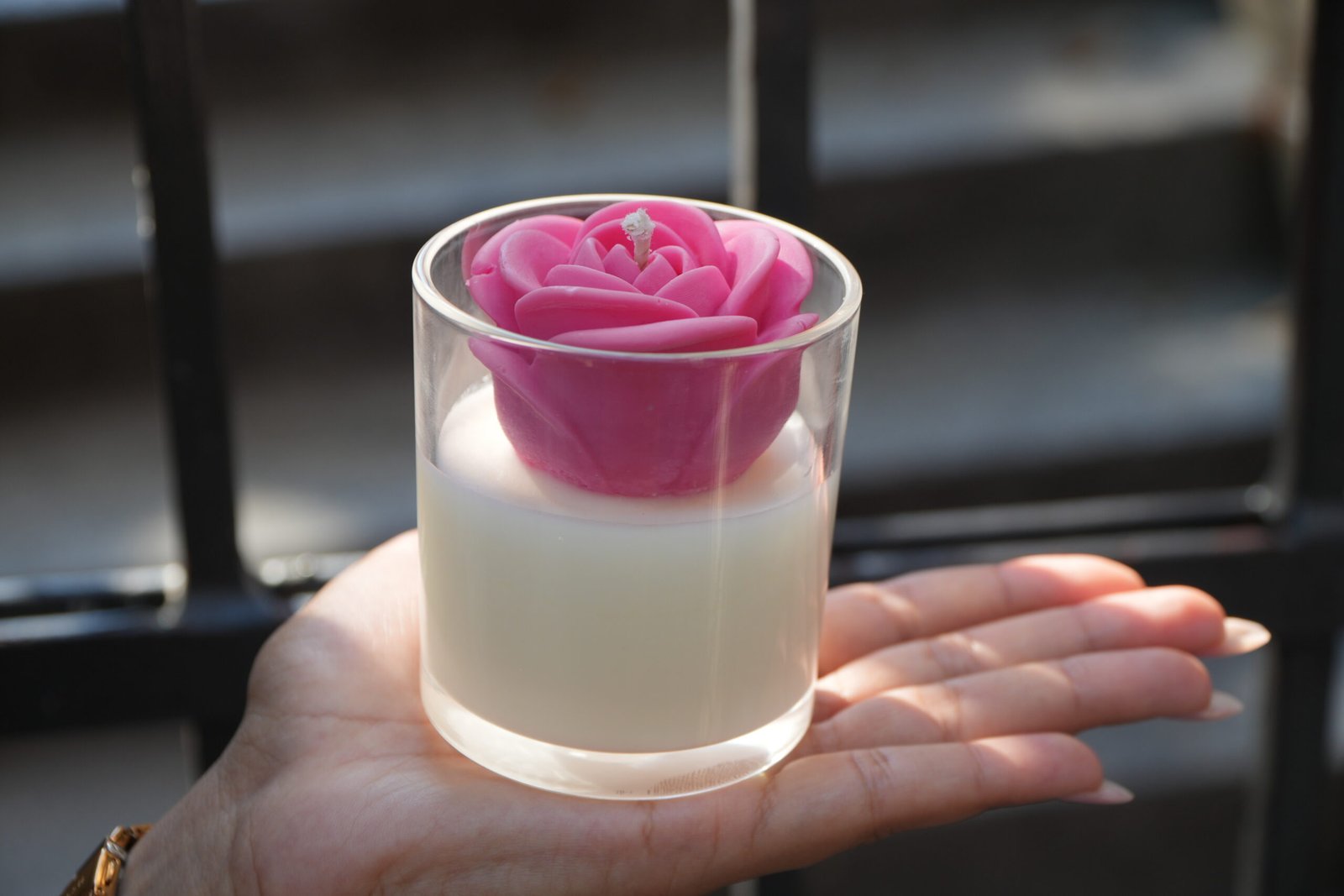 Ręcznie lana świeca w kształcie róży od Janki Candles